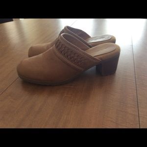 *New, Eddie Bauer mules, tan, leather upper